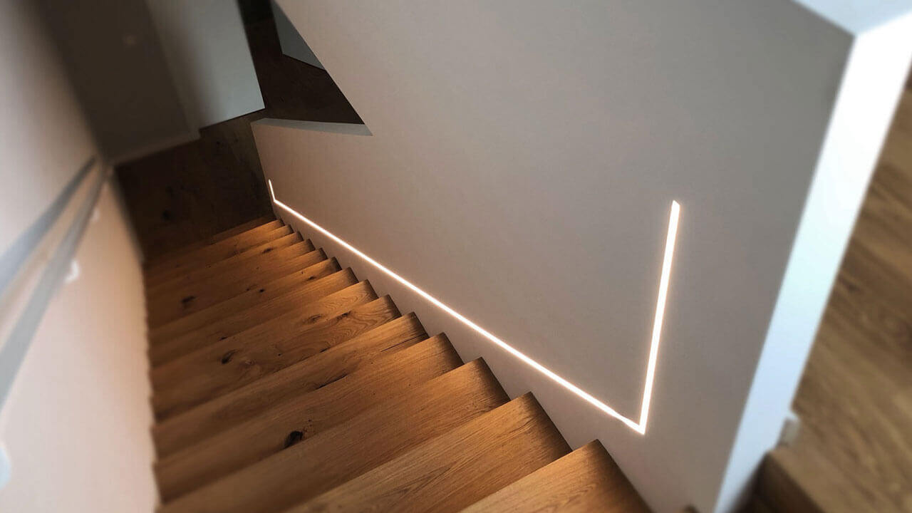 Moderne indirekte und integrierte Beleuchtung einer Treppe